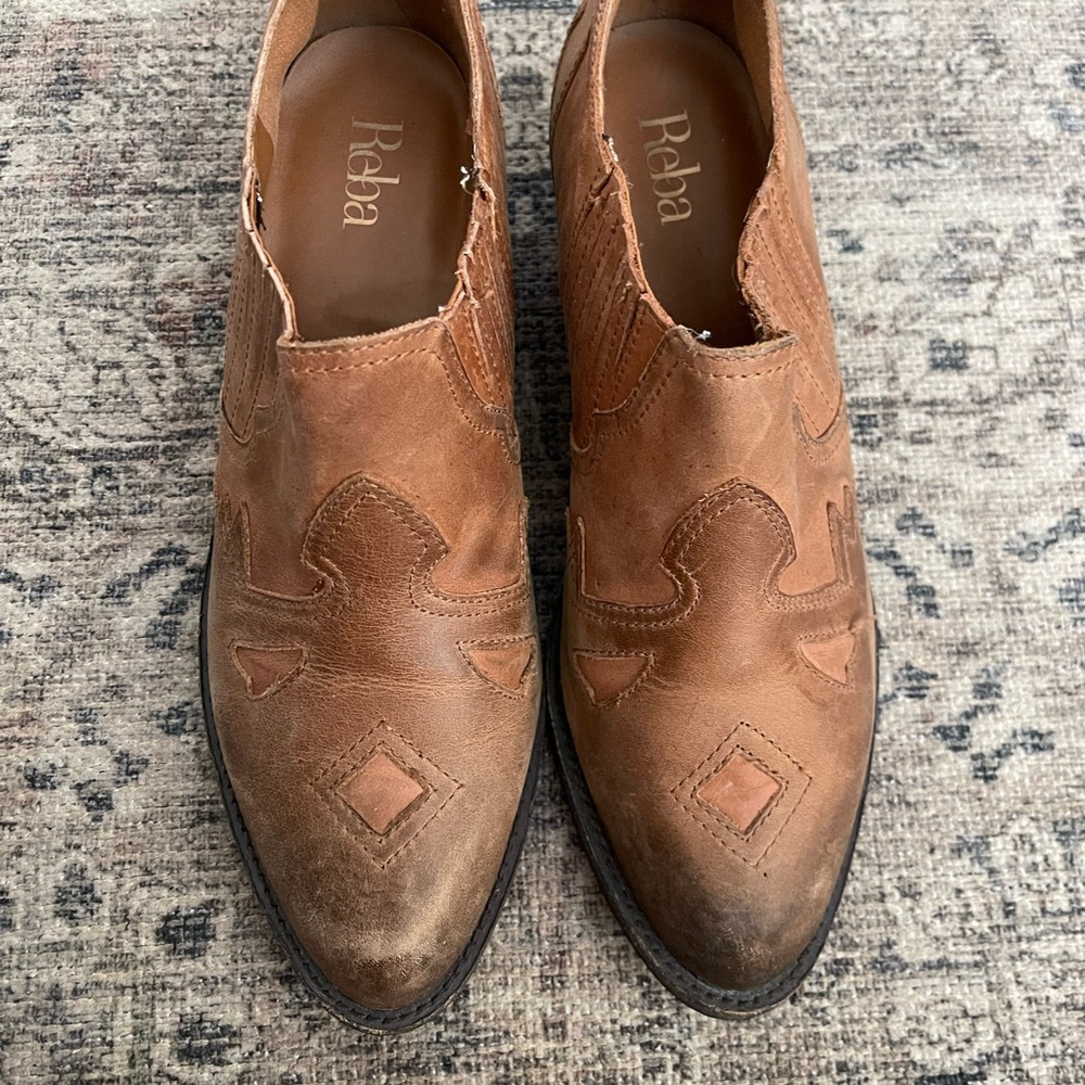 Reba womens
Tan Leather Shoes